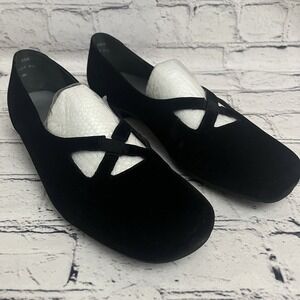 Trotters Women's Black Slip-On Suede Flats, Size‎ 9.5M Criss Cross